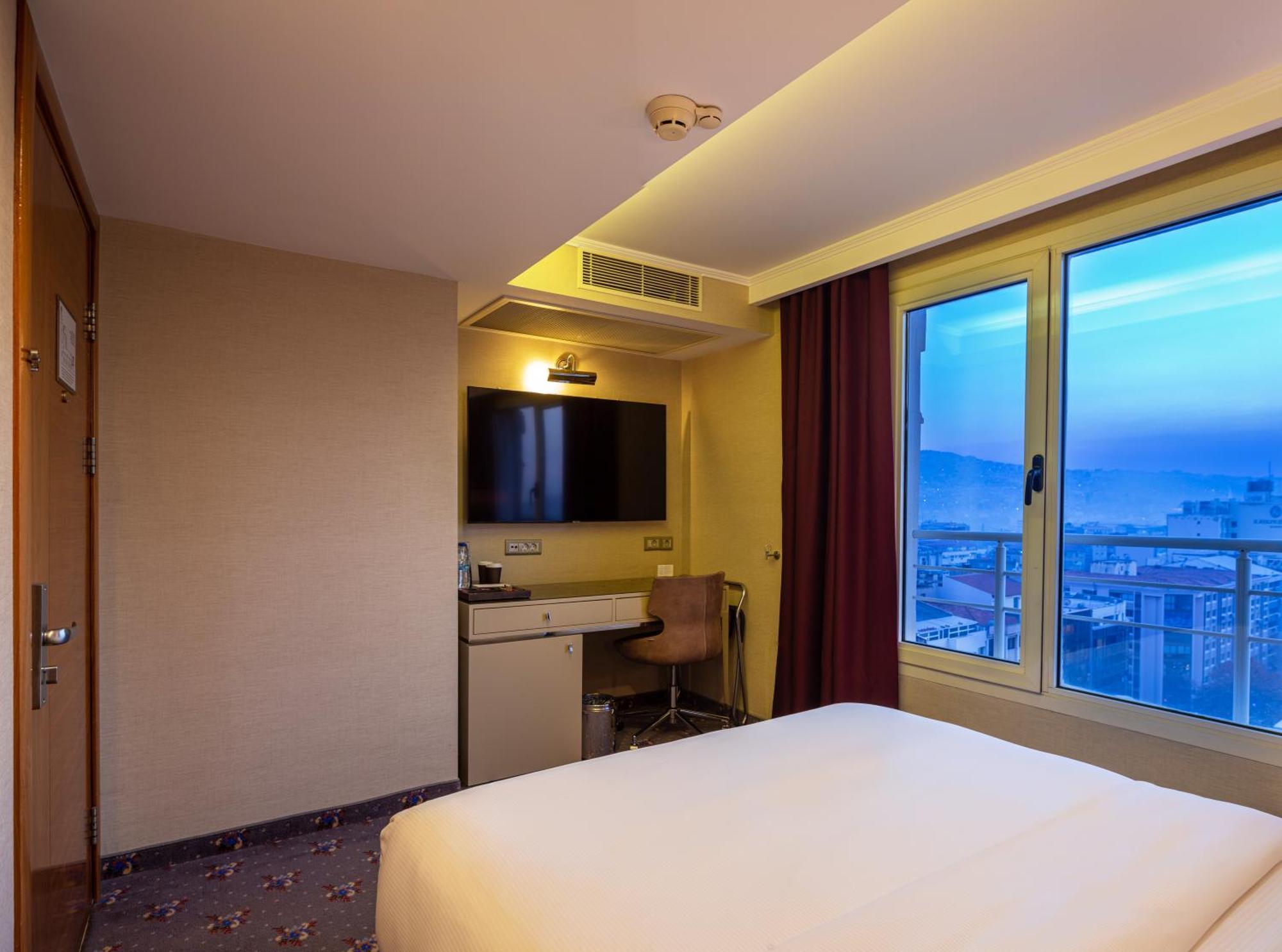 Doubletree By Hilton Izmir - Alsancak Hotel Екстериор снимка